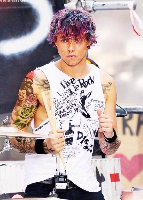 #Imagine
Ashton turns punk rock for his relationship with (Y/N)