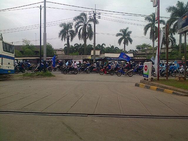 TMCPoldaMetro's tweet photo. 11:45 Ada kegiatan penyampaian pendapat, sementara Exit Tol Bitung dialihkan ke Exit Tol Cikupa. @hardiendah http://t.co/5p7PNMYF0L