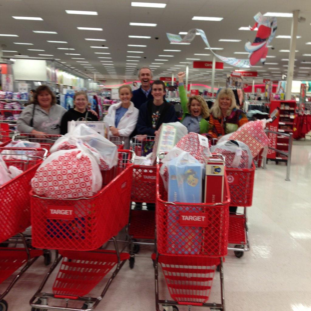 luckboy1's tweet photo. We helped Santa for over 20 children. Thanks to @MaggieLeeOlivia , @jackotron89 & @curlyblond #operationgoodwill I http://t.co/uKlDmfOCXH