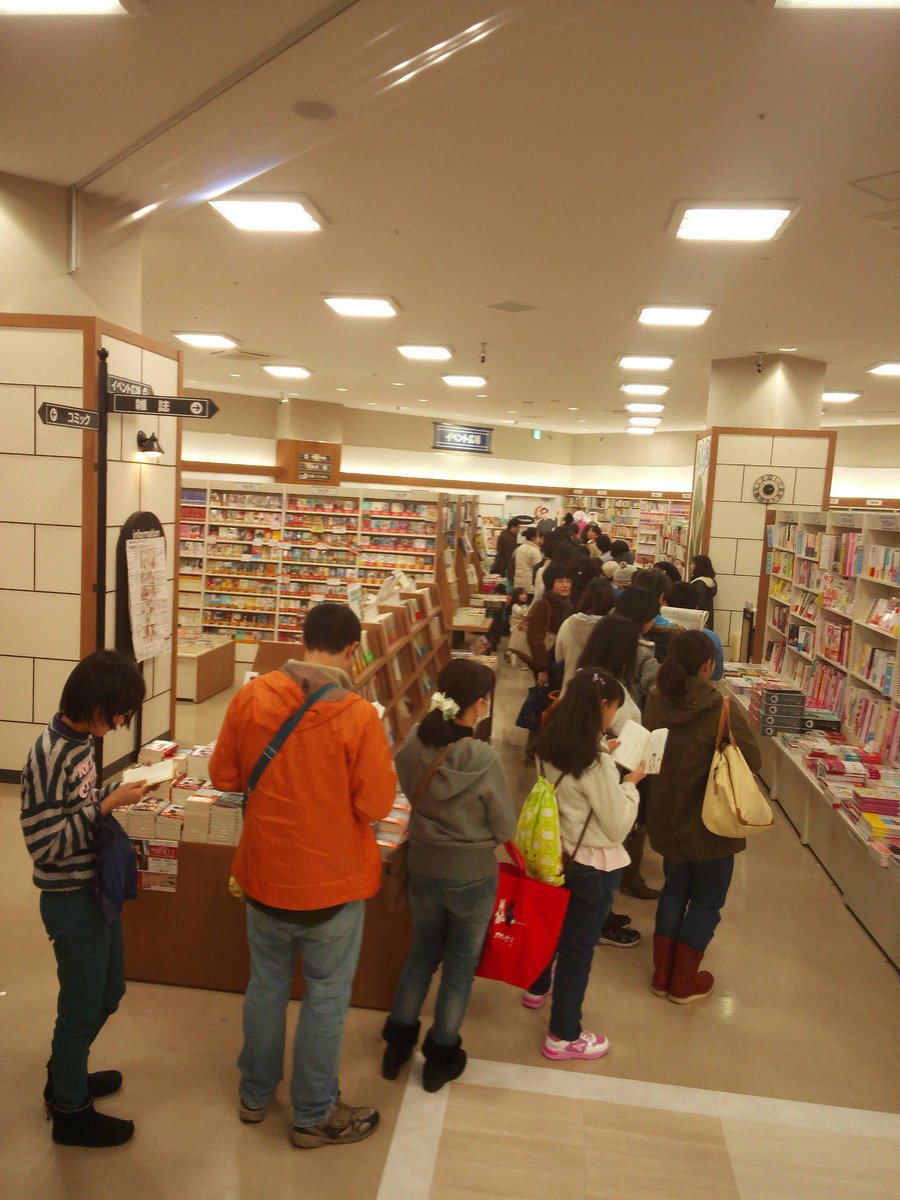 講談社販売局 先日行われました田村書店ららぽーと和泉店さまでのはやみねかおるさんサイン会 とても寒い日でしたが大盛況でした イベントスペースや通路が広いので 最適な環境でした お越しいただきました皆様 ありがとうございました Http T Co