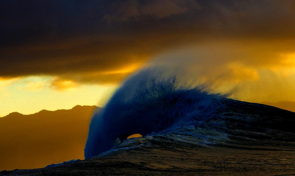 wsl's tweet photo. What will tomorrow bring... #BillabongPipeMasters: http://t.co/TVdRIPxTya Photo: @EdSloanePhoto http://t.co/AQ1WDFKJbO