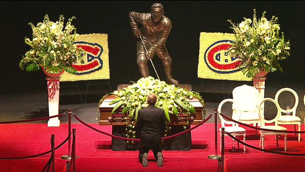 This incredible photo captures Guy Lafleur paying his respects to Jean Beliveau one last time. thesco.re/1w9cEMX