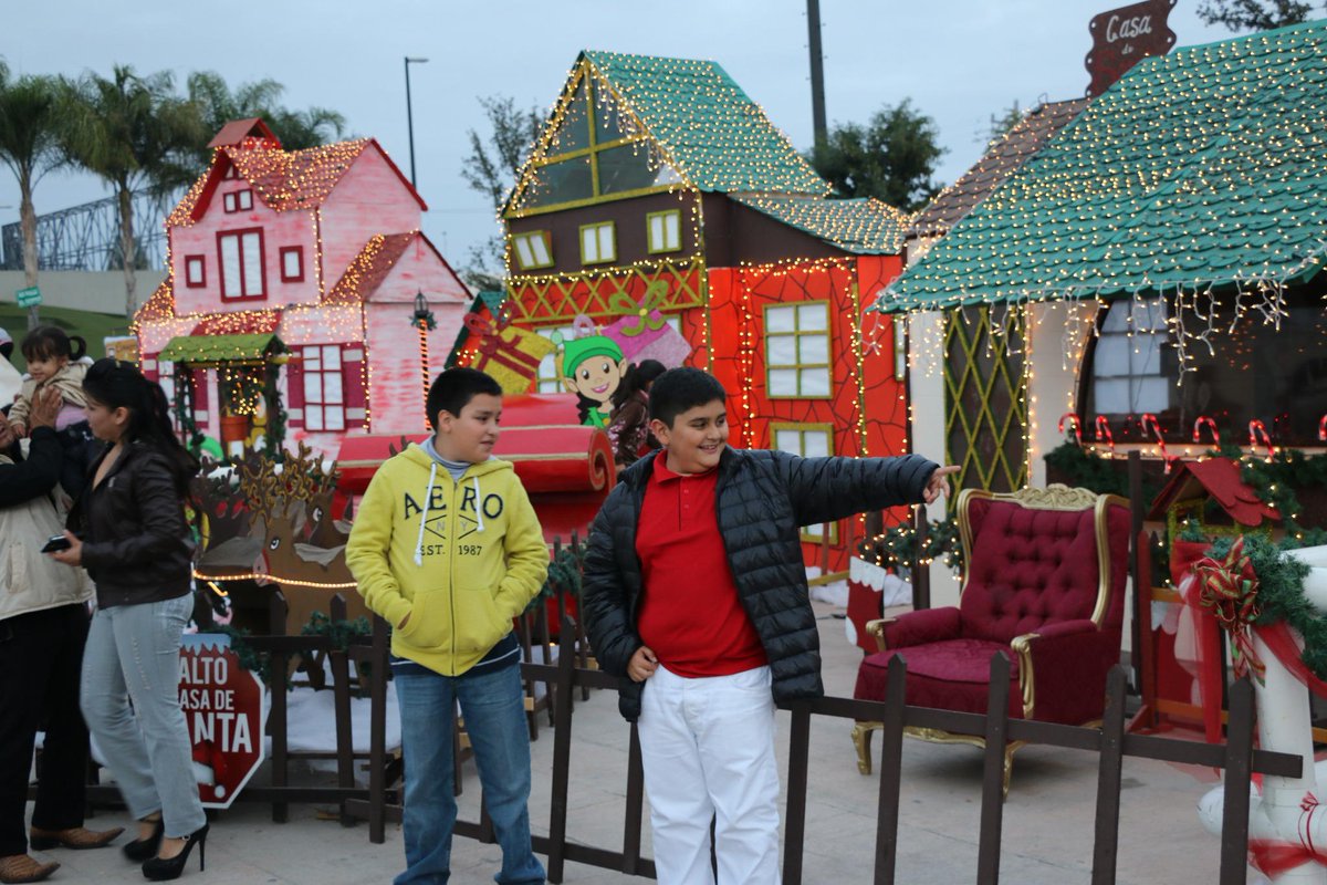 LulyQuinteroPam's tweet photo. Ven y disfruta en familia del hermoso paseo navideño de La Plaza Mayor de #Torreón. http://t.co/AdqaKnrXyZ
