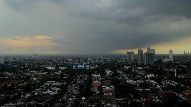 VIVAcoid's tweet photo. Sejak Pagi, Mendung Selimuti Ibu Kota http://t.co/nPGNcJrJ4P http://t.co/FlXOVPbNC0
