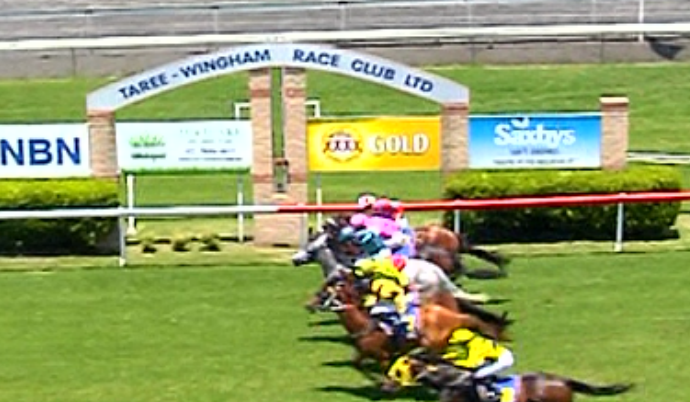 racingbase's tweet photo. What a finish in the opener at Taree - six across the track and Blinkin Rules gets the nod. http://t.co/zenwvosuu9
