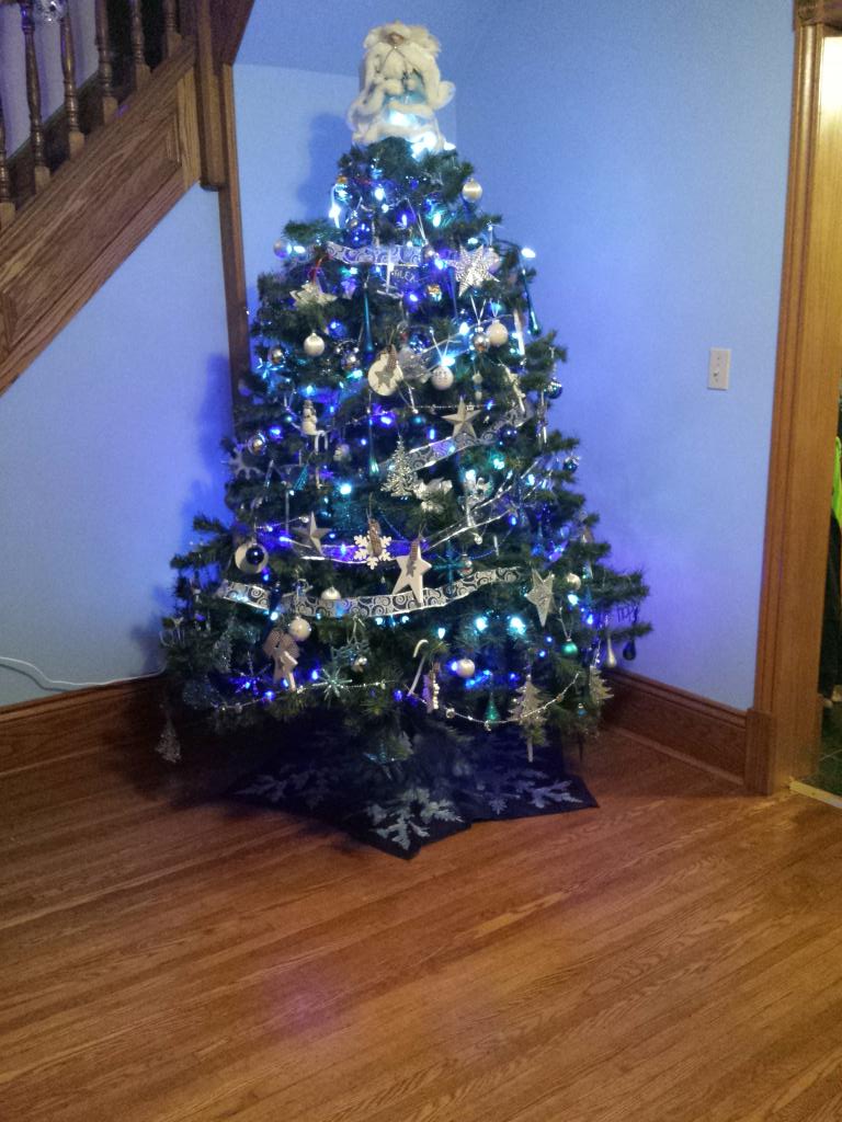 WyldeRoseSoaps's tweet photo. eek blurry pic last tweet... better tree pic here #blue #silver http://t.co/HdheViRrEd