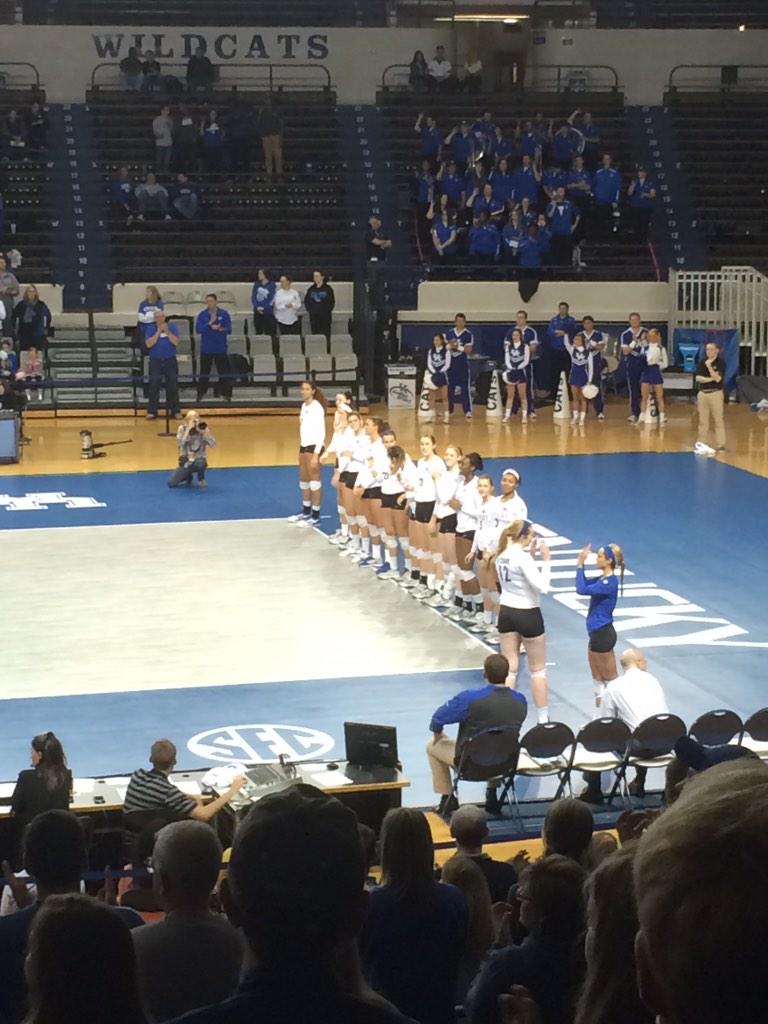 NBAKENTUCKY's tweet photo. @jackieNaps15 @LaurenOC12 @AlyssaGergins #One4ever #WeAreUK http://t.co/u4ghH2W4yX