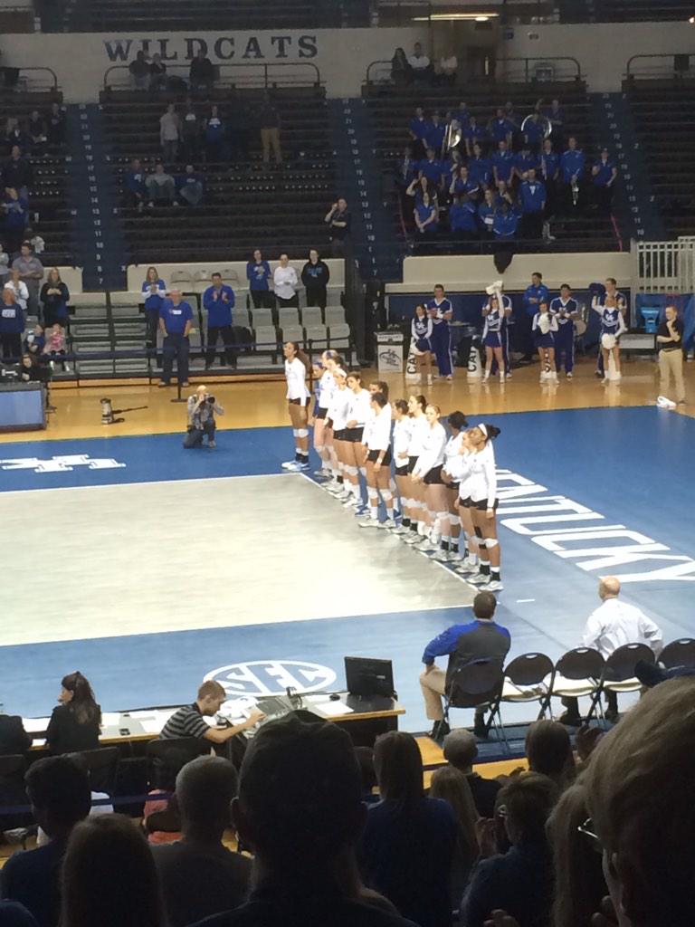 NBAKENTUCKY's tweet photo. @jackieNaps15 @LaurenOC12 @AlyssaGergins #One4ever #WeAreUK http://t.co/u4ghH2W4yX