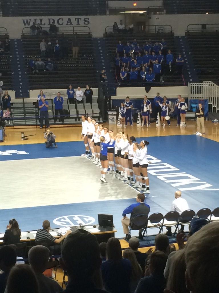 NBAKENTUCKY's tweet photo. @jackieNaps15 @LaurenOC12 @AlyssaGergins #One4ever #WeAreUK http://t.co/u4ghH2W4yX