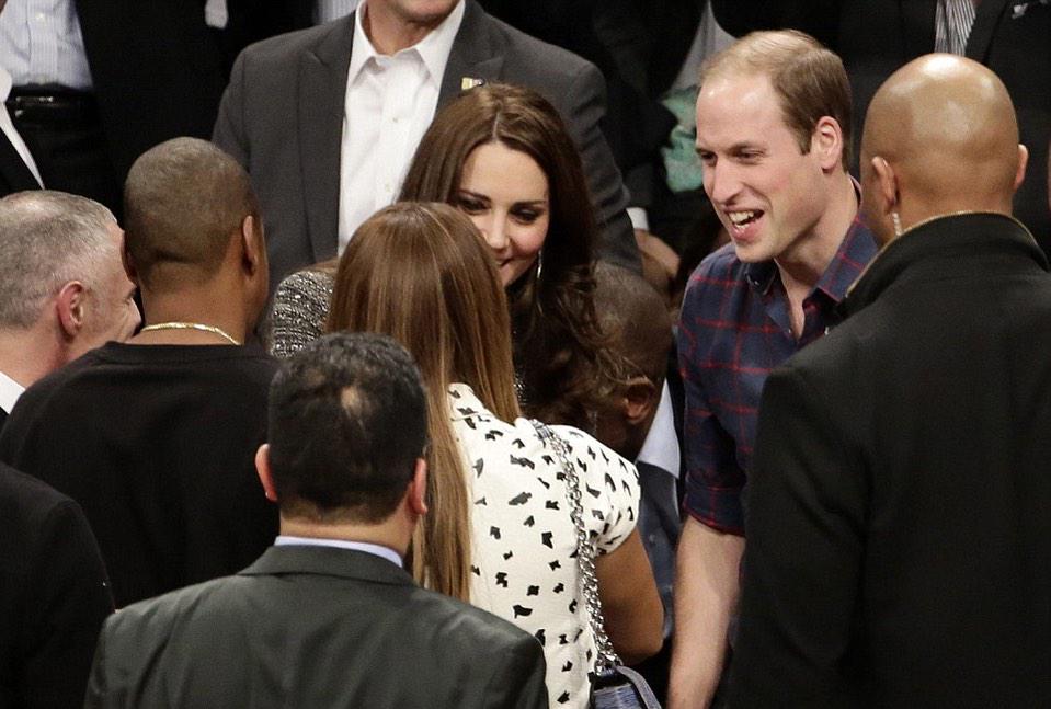 Ivanibr's tweet photo. The Royal Family greeting some english people http://t.co/UZC5GmV5DM