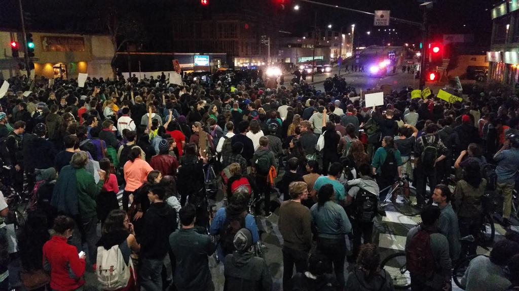 Crowd chants 'peacefull protest' and 'BLACK LIVES MATTER' #FERGUSON