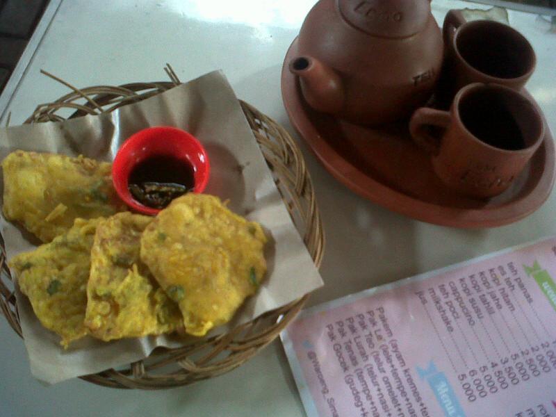 Waroeng_Simak's tweet photo. mendon+moci sambil moco #buku juga boleh, monggo... #cemilan #Wedangan http://t.co/7gaMEC7nzO