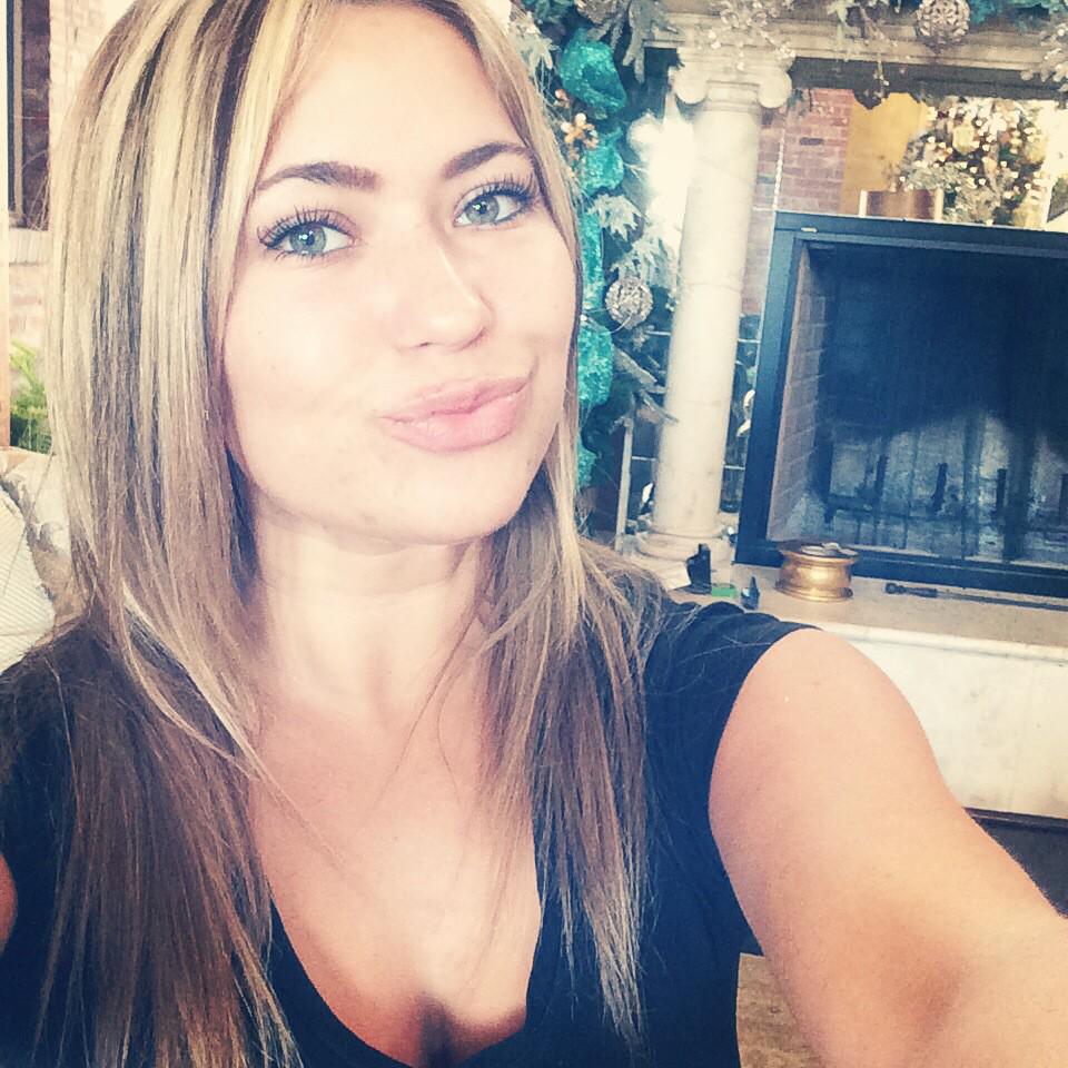 ShayNeu01's tweet photo. All of my kissmas decorations are up! Success. http://t.co/ZZIRPMZTKB