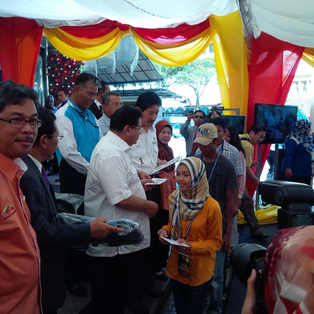 MyPatriotsWP's tweet photo. Terkini: @TengkuAdnanReal Di Majlis Pelancaran 1Wprice bertempat di Sogo. #WPCeria @redorochi @defend125 @Huan2U http://t.co/uOABEvpUR7