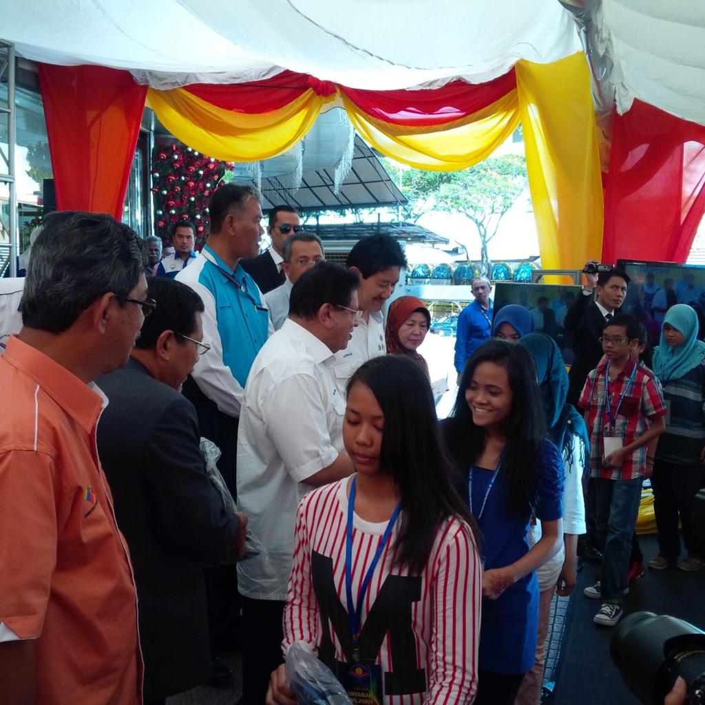 MyPatriotsWP's tweet photo. Terkini: @TengkuAdnanReal Di Majlis Pelancaran 1Wprice bertempat di Sogo. #WPCeria @redorochi @defend125 @Huan2U http://t.co/uOABEvpUR7