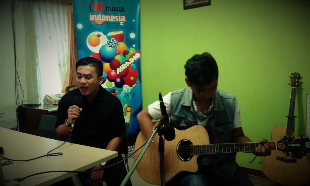 nesyaaysen's tweet photo. Live acoustic perform @ELLino_Edie w/ single 'Aku Dan Dunia (Merindukannya)' 
Wowwwww... ♥♥ http://t.co/3emykOUZJC