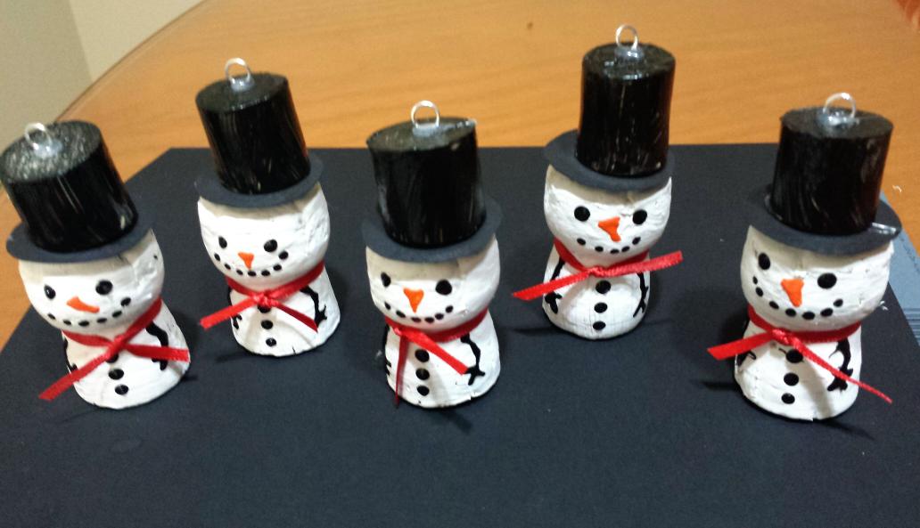nicka_wicka's tweet photo. Holiday crafting....thanks for the idea @PankyWines http://t.co/eRt15abFgN
