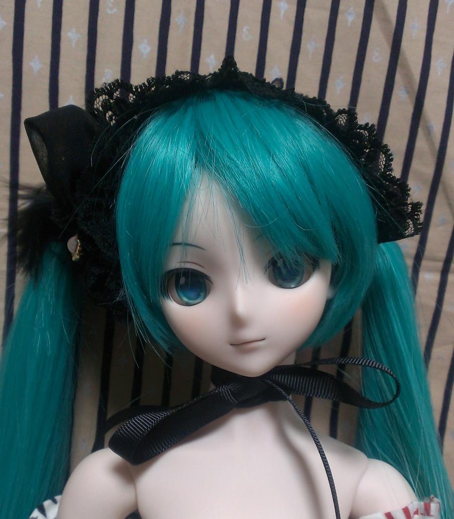 Suiha 次回12月ドルパ ヘッドドレスが上手くつけられない方へ ヘッドドレスを頭に置く リボンを後ろにしてクロス そのまま手前に持ってきて リボン結びすれば出来上がり ドールなら大きい子から小さい子までこれで安定します Http T Co 1hjpixbswp