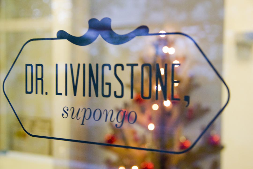 supongo_es's tweet photo. ¡Ya casi es Navidad en Dr. Livingstone! Este año el árbol es de cartón, ¿qué os parece? ¡Enseñadnos vuestros adornos! http://t.co/cO9pOCu9nh