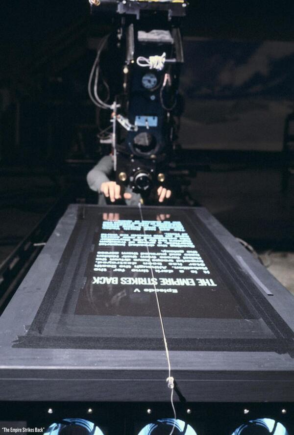 [PHOTO] How the opening crawl of Star Wars was filmed B4ZFBkQIYAAUcW2