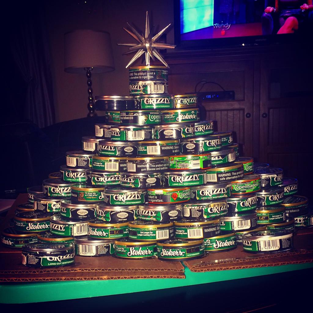 likeandfavorite's tweet photo. Spreading the Christmas Joy @Daily_Dip @DipLife_ @ChewGRIZZ @StokersTobacco @GrizzlyTobacco1 @DipCope #tistheseason http://t.co/HaB8FNsiY6