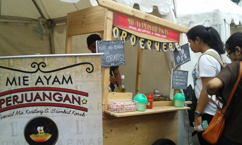 Mie ayam perjuangan.. hmm yummy, yuk mampir. Hari ini bayar besok gratis loh <a href="/ilove_MAP/">#mapgantibaju</a> #Mieayamperjuangan