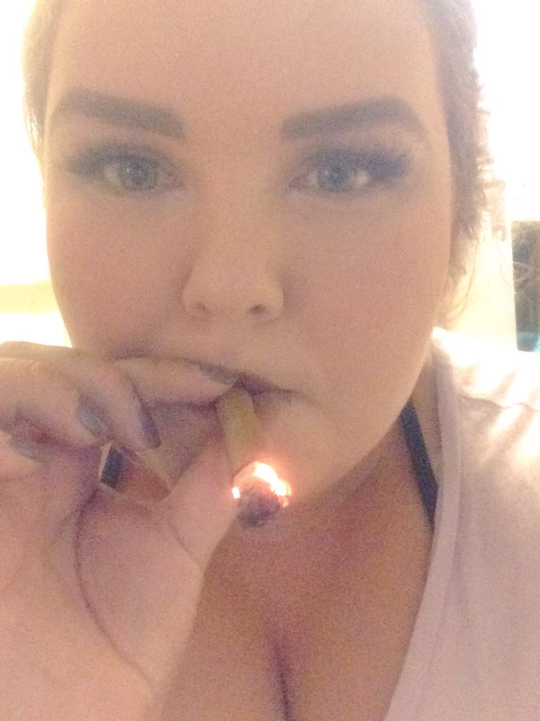 thatbitchJZ's tweet photo. Stoner sushi hour #grubhub #onlyastoner #dablunt 😅✨🍣 http://t.co/9HVtpgursR