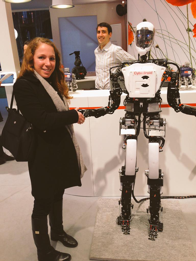 DareDareTeam's tweet photo. #OsonslaFrance, le plein d'#innovation : #robot @cyberdroid @AdeccoFrance, épiderme @lorealparisfr, avions @Airbus... http://t.co/B1OikhkGDw