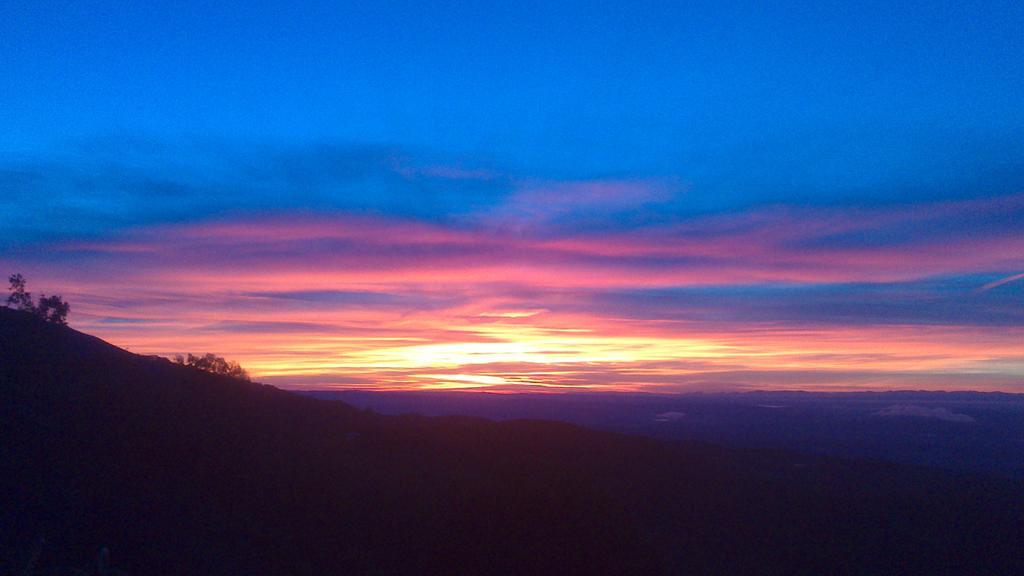 Jorge_canisl's tweet photo. "Amanece un nuevo dia" #SurDeGredos
@tiempobrasero @SitiosdeEspana @elrasocity http://t.co/B2M0mDgUOG