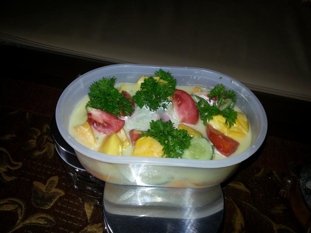 rezayusefi1's tweet photo. Mix veg&amp;fruits salad with jogurt dressing...(first time at home) http://t.co/wpPaTdiQ9Q