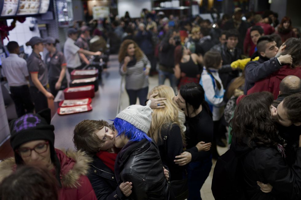 el_pais's tweet photo. La expulsión de dos gais provoca una rebelión en un ‘burger’ de Madrid http://t.co/h699RDmjiZ http://t.co/4J9CpwK93H