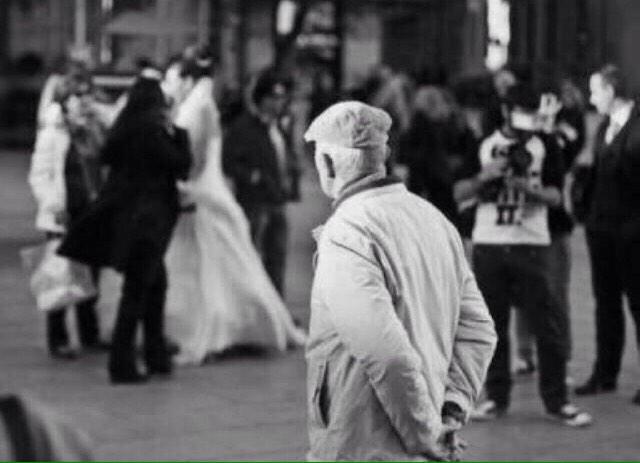 : قالت له و هي على فراش الموت : لاتتزوج بعدي كي لايضيع أبنائي ، لم يتزوج ، كبر الأبناء و ضاع هوَ

📷 "