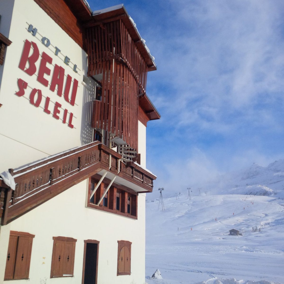 equity_club's tweet photo. Snow in the alps this morning! Ready for our first guests @equity_club @alpedhuezfrance http://t.co/eeKczjJsRh