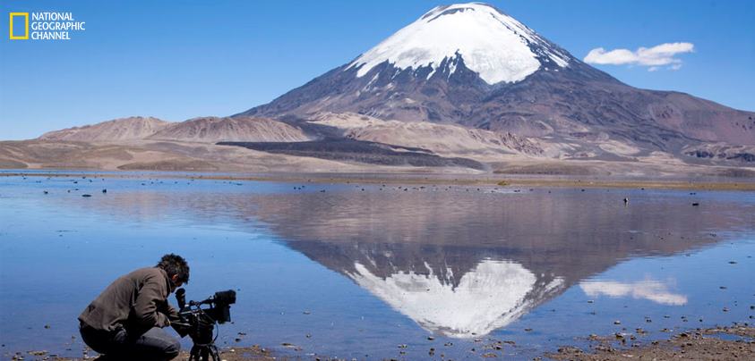 NatGeoFR's tweet photo. [La photo du jour] Salar de Surire, Chile: Andre Dupuis se prépare à prendre une photo. #photography #NatGeoChannelfr http://t.co/bLjKUKrmgS