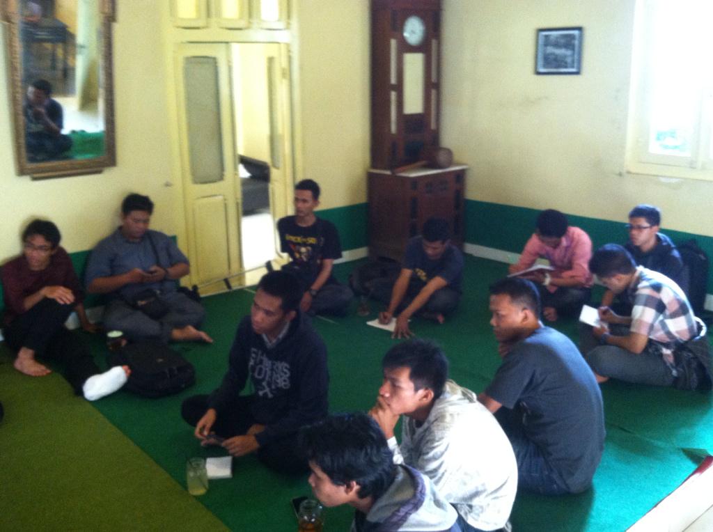 4 hal yang perlu diperhatikan dalam membuka sebuah resto: 1. Tukang Parkir 2. Suasana Tempat 3. Staff dan 4. Makanan