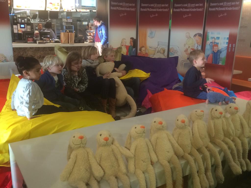 Kinderfonds's tweet photo. De kinderen zijn klaar voor de persconferentie #McDonalds start donatiecampagne. Yvon Jaspers gaat ze zo voorlezen! http://t.co/7Ra0DIevnq