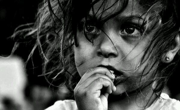 Почти ревела. Почти ревела. Ребенок. Печальное лицо. Почти ревела.