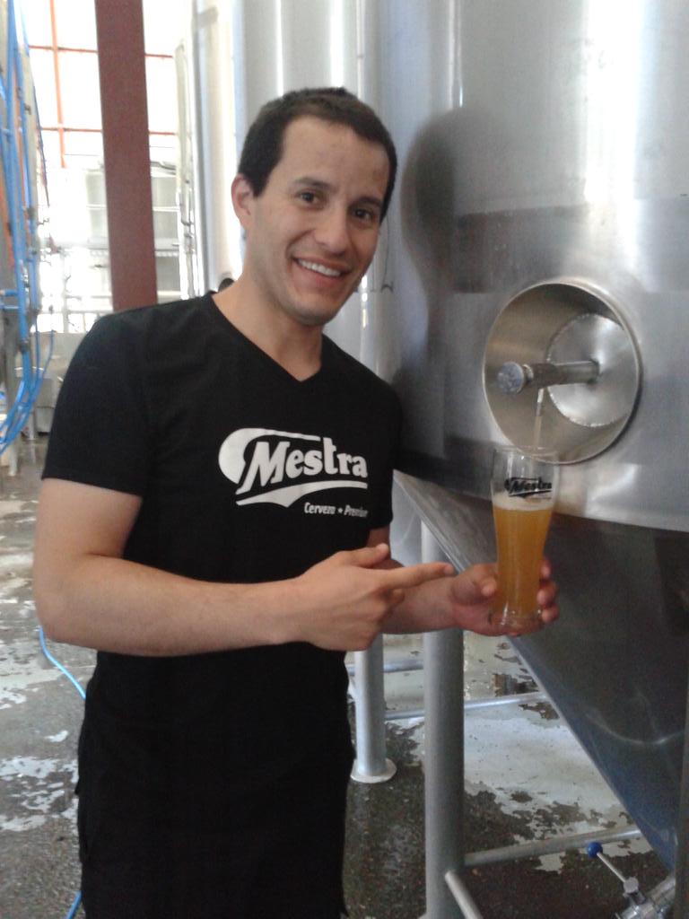 Nuestro Maestro Cervevero Ernesto Riquelme. Estamos probando nuestra nueva variedad #cerveza #cervezamestra