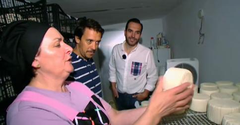TapasyBarras's tweet photo. Goyo y María revelan cómo se elabora uno de los mejores quesos http://t.co/9zhJjIjRC7 http://t.co/C4FRMAQeJY