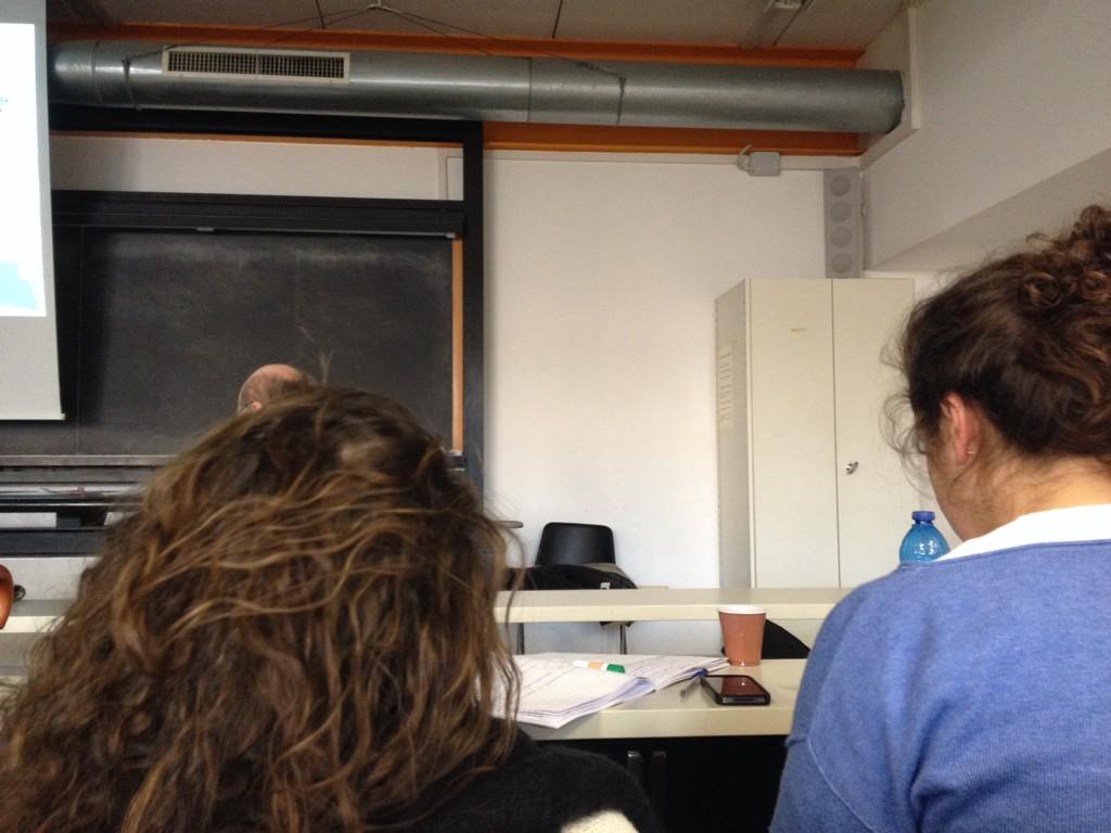 mattedelle91's tweet photo. Fortuna che @fizzyamy segue!!! #seguire la #lezione http://t.co/xSBLQMlWZg