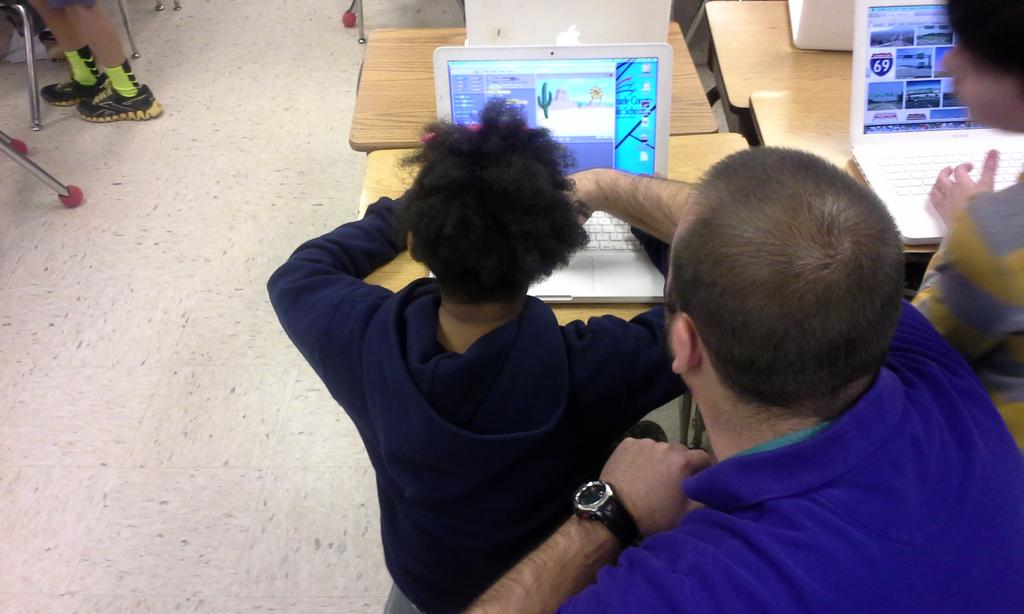 StephProvines's tweet image. Collaborating on Scratch games. Integers, angles, axes, math! #BeyondHourOfCode #acps @bvalentine19 @stonypointschl