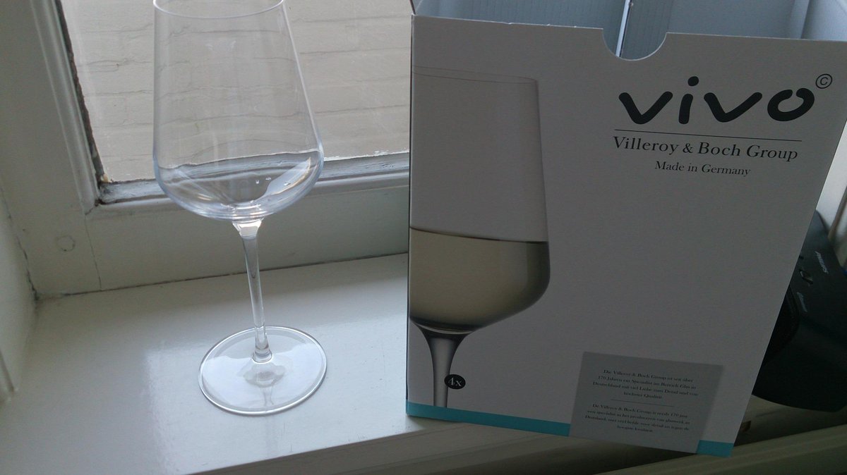 MichaelNvE's tweet photo. Mooie kristalactie van @albertheijn, maar ook gevaarlijk als je niet oplet. In mijn set glazen zaten stukjes glas! http://t.co/5Sg0WBDoFk