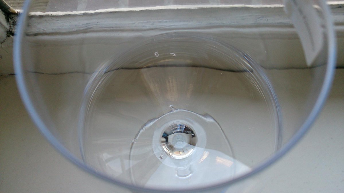 MichaelNvE's tweet photo. Mooie kristalactie van @albertheijn, maar ook gevaarlijk als je niet oplet. In mijn set glazen zaten stukjes glas! http://t.co/5Sg0WBDoFk