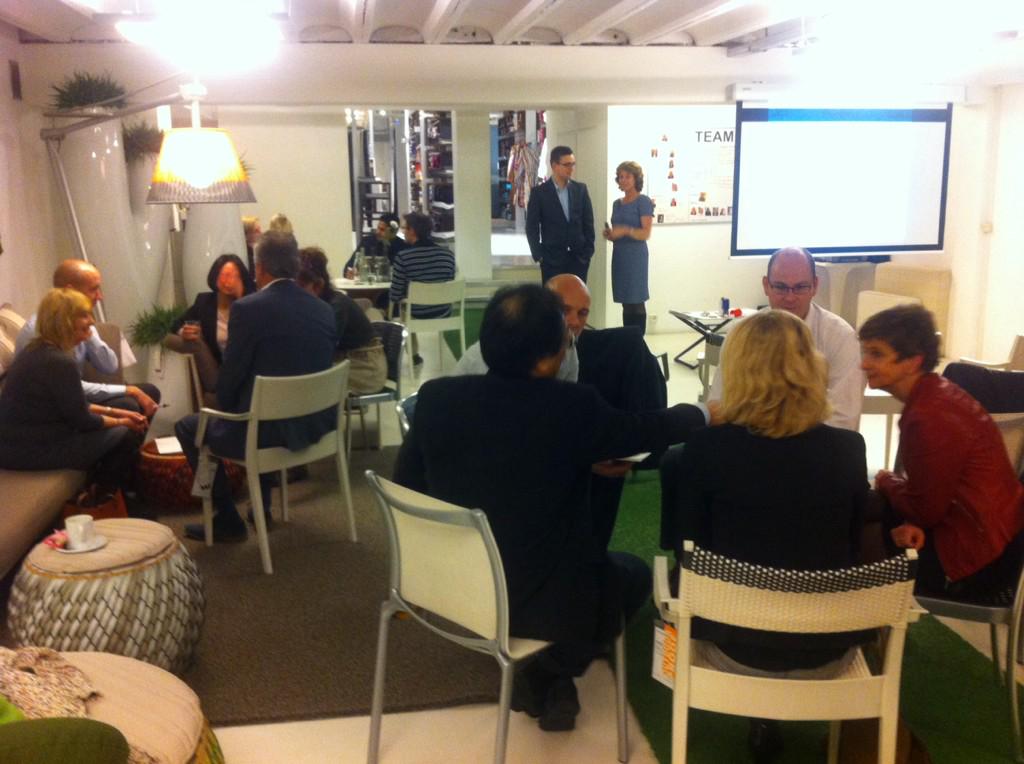 oaamstelveen's tweet photo. Ondernemers druk in gesprek tijdens #MaximaalNetwerken over 'Dont's tijdens netwerkbjeenkomsten' @covanderhorst http://t.co/9jyZxT9rdu