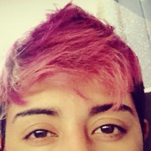 shane9012's tweet photo. Justo ahora mi cabello esta todo un desastre ☺️ mañana pinta otro color haha. 😙 http://t.co/ThO9jQ9Sr0