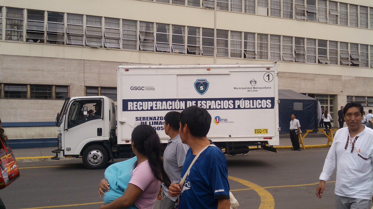 LimaSegura2017's tweet image. #NavidadSinRiesgo personal de @MunLimaSegura patrulla el Mercado Central.