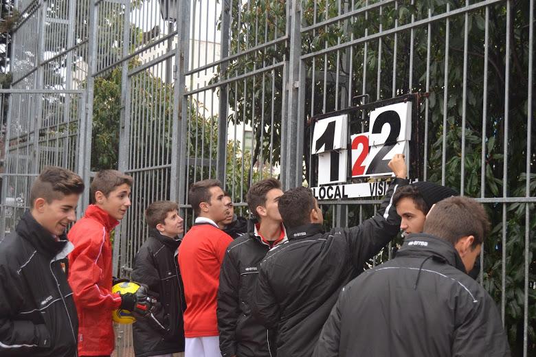 RivasFutbolClub's tweet photo. Aquí os dejamos algunas fotos de nuestro Juvenil en el partido que nos enfrentó al #EFUsera. #VamosRivasVamos http://t.co/kubXs7qrpM