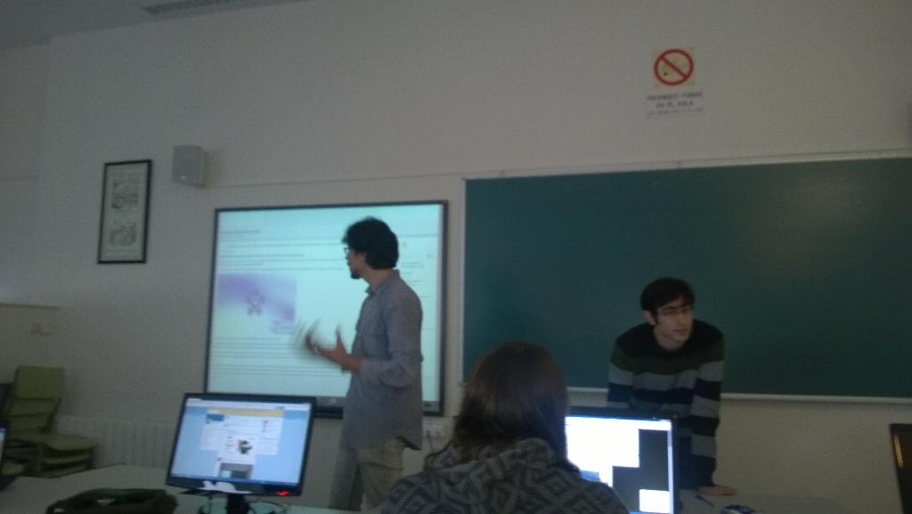 AMJCC's tweet photo. @Jull_antarttica y @SantYagami expicando la idea del procomún. http://t.co/fzXsp8KXpA