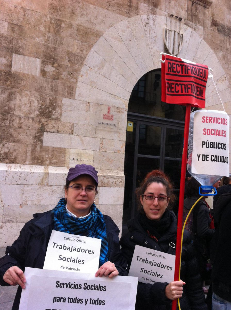 LorenaRuiprez's tweet photo. Concentración de la Xarxa de Xarxes  frente al Palau de la Generalitat para “reanimar” los derechos sociales. http://t.co/EeokISQHxs