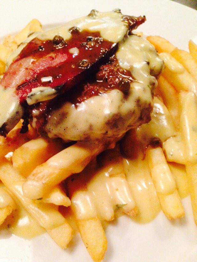 topchefstefan's tweet photo. Thats what im having for dinner!!!! #naughty,  bernaise, peppercornsauce, 240 g ground chuck and fries #dirtychef http://t.co/6UkYB4aotl